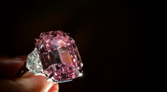 Un diamant rose adjugé 44,3 millions d'euros, prix record au carat (Christie's)