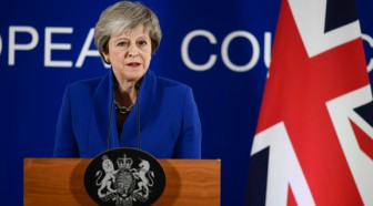 Brexit: Theresa May se démène pour vendre l'accord au pays et au Parlement