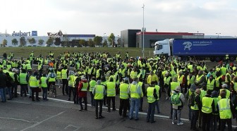 "Gilets jaunes": la fiscalité sur les carburants va s'adapter aux fluctuations des prix (Macron)