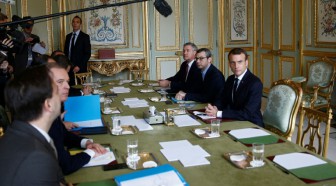 Macron prend le temps de répondre aux gilets jaunes après le chaos à Paris