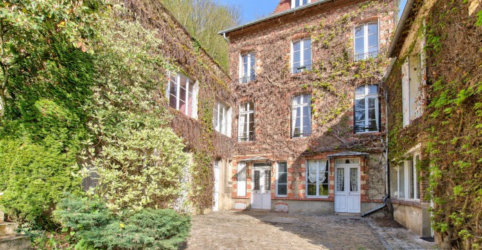 En images. A vendre : prieuré de 1904 et sa grotte troglodyte