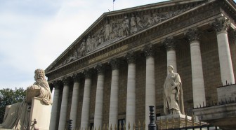 Devant l'Assemblée, Emmaüs dénonce le "pognon de dingue" de l'évasion fiscale