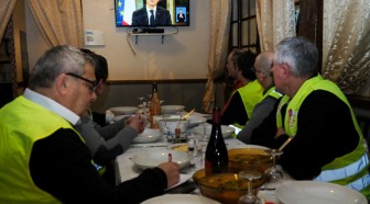 Macron annonce une volée de mesures pour apaiser les gilets jaunes