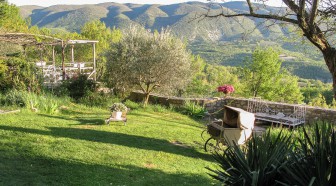 EN IMAGES. A vendre : magnanerie du XVIIème siècle rénovée et sa piscine à débordement