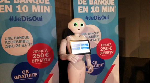 Quand le robot humanoïde Pepper s'invite dans les agences Axa Banque