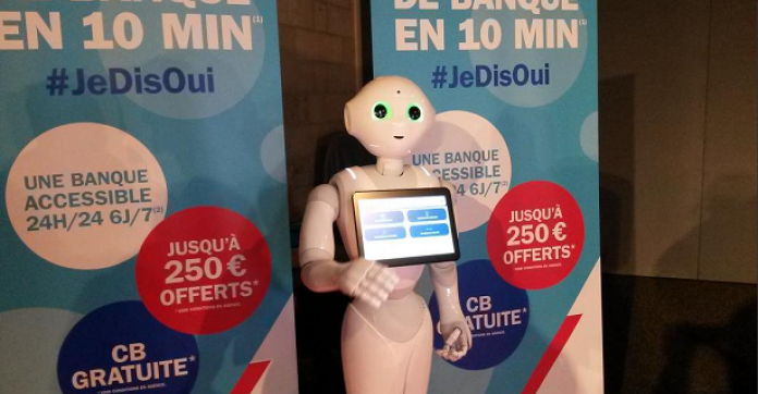 Quand le robot humanoïde Pepper s'invite dans les agences Axa Banque
