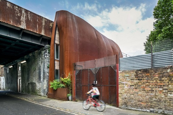 EN IMAGES. À vendre : maison sous un viaduc ferroviaire à Londres