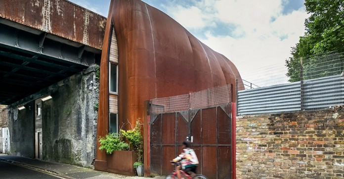 EN IMAGES. À vendre : maison sous un viaduc ferroviaire à Londres