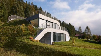 EN IMAGES. À vendre : maison immergée dans la nature