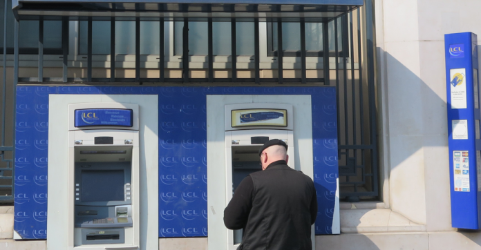 Piratage informatique : trois hommes arrêtés après avoir dévalisé des distributeurs de billets