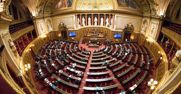 Le Sénat s'attaque aux frais de l'épargne