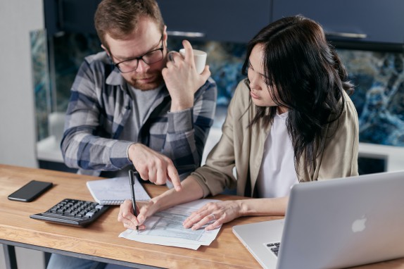 Surendettement : pourquoi une telle baisse du nombre de dossiers ces 10 dernières années ?