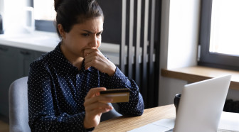 Les fraudes en ligne et les arnaques par faux conseillers bancaires : une baisse en 2024