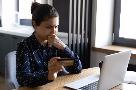 Les fraudes en ligne et les arnaques par faux conseillers bancaires : une baisse en 2024