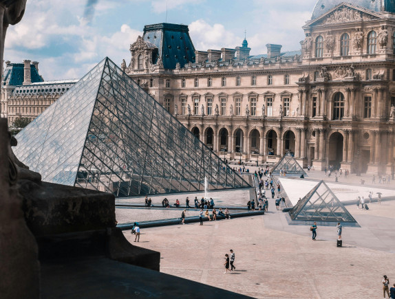 Cambriolage du Louvre : les bijoux royaux mis à l'abri à la Banque de France