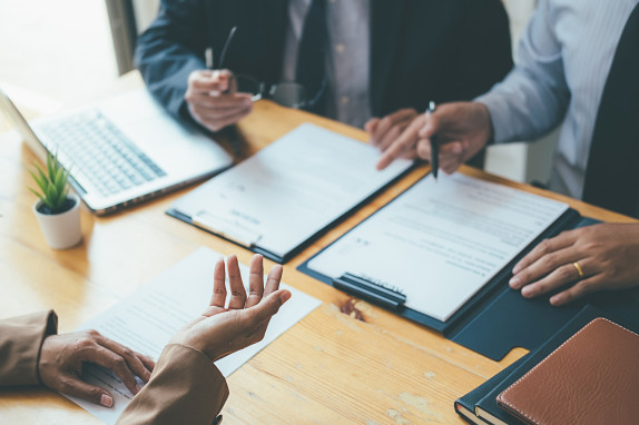 Des solutions d'épargne orientées défense séduisent les investisseurs français