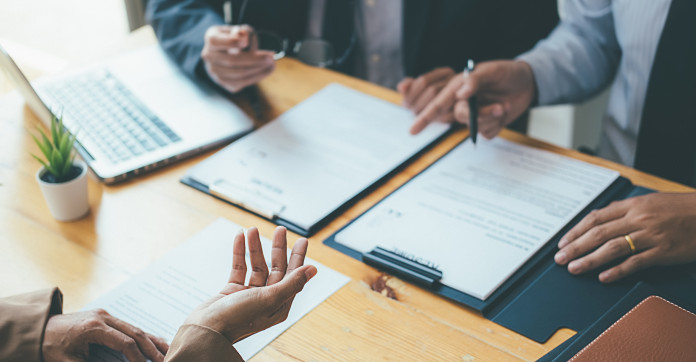 Des solutions d'épargne orientées défense séduisent les investisseurs français