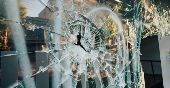 Assurance émeutes : vers une couverture obligatoire des violences urbaines