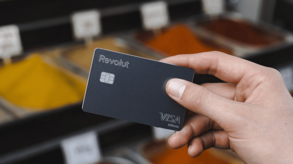 Maîtrise financière : optimisez vos sorties d'argent durant la période de Noël avec l'application Revolut