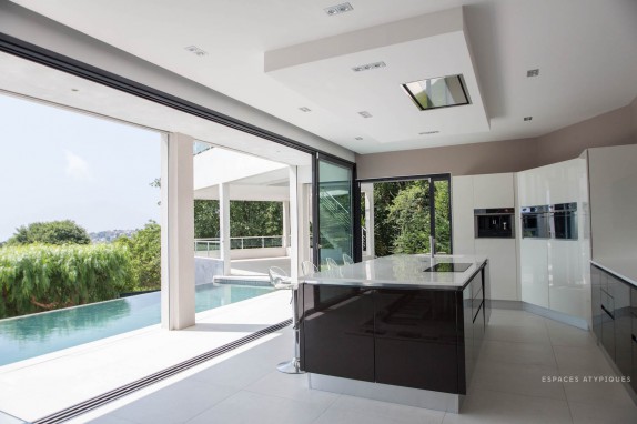 EN IMAGES. A vendre : villa sur les hauteurs de Nice avec piscine à débordement