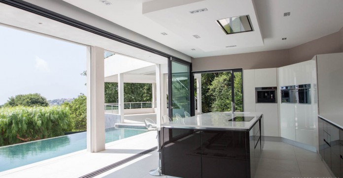 EN IMAGES. A vendre : villa sur les hauteurs de Nice avec piscine à débordement