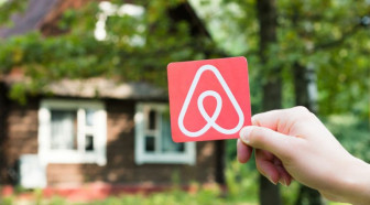 Location saisonnière : Airbnb injecte 210 millions d'euros dans les caisses des communes françaises en 2025