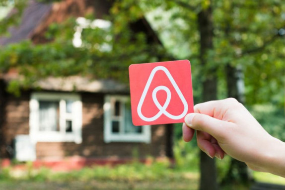 Location saisonnière : Airbnb injecte 210 millions d'euros dans les caisses des communes françaises en 2025