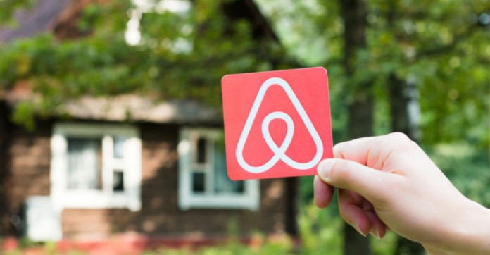 Location saisonnière : Airbnb injecte 210 millions d'euros dans les caisses des communes françaises en 2025