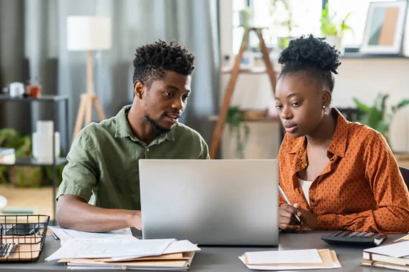 Inclusion bancaire : l'OIB alerte sur le surendettement des jeunes et serre la vis sur le paiement fractionné