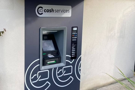 Cash Services : tout comprendre au réseau de distributeurs communs qui transforme le retrait d'espèces