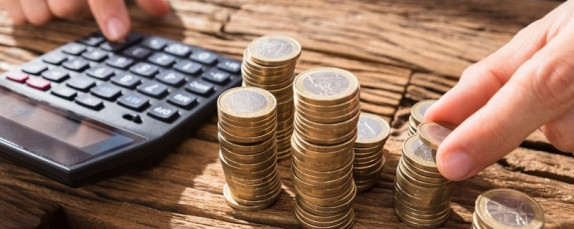 Crédit conso : pourquoi emprunter 6 001 € peut coûter moins cher que 5 999 €