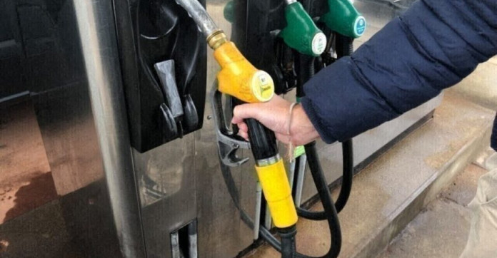 Aide carburant pour les grands rouleurs : 100 € pour la fin d'année et un dispositif élargi à 5,5 millions de travailleurs