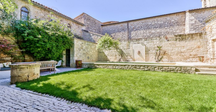 EN IMAGES. A vendre : Ancien cloitre revisité au coeur de la Camargue