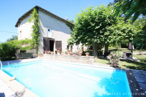 EN IMAGES. À vendre : maison en pierres avec piscine près de Lyon