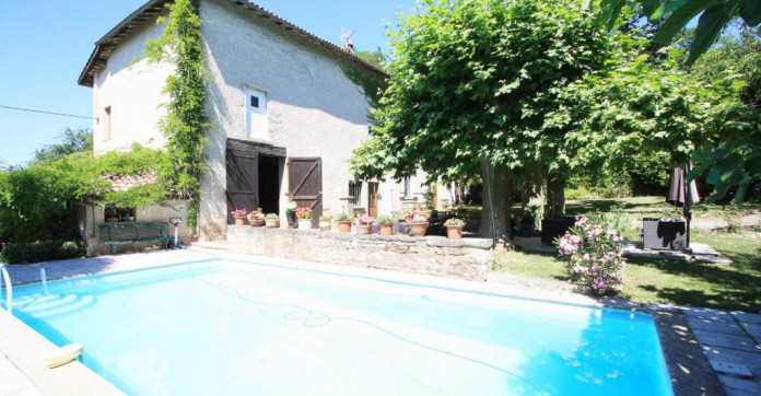 EN IMAGES. À vendre : maison en pierres avec piscine près de Lyon