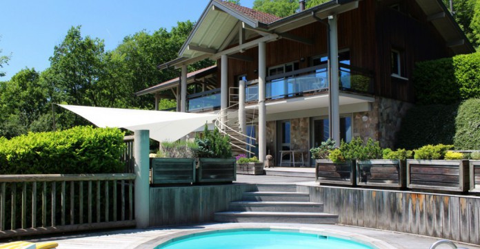 EN IMAGES. À vendre : maison avec terrasse face aux montagnes