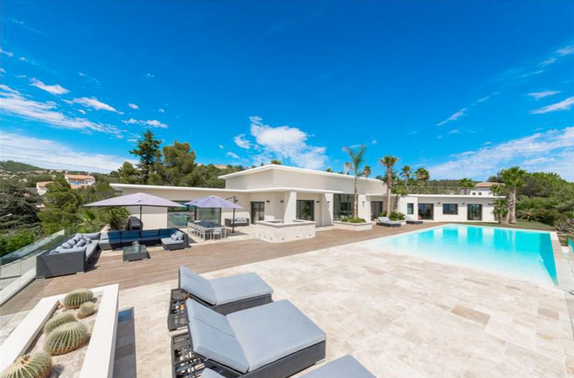EN IMAGES. À vendre : luxueuse villa avec vue sur le golfe de Saint-Tropez