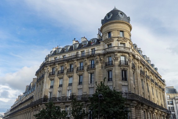 EN IMAGES. A vendre : duplex atypique dans un dôme haussmannien