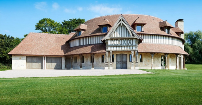 EN IMAGES. A vendre. Propriété circulaire en Normandie