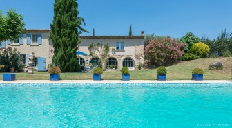 EN IMAGES. A vendre : Mas provençal rénové avec piscine