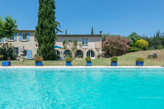 EN IMAGES. A vendre : Mas provençal rénové avec piscine