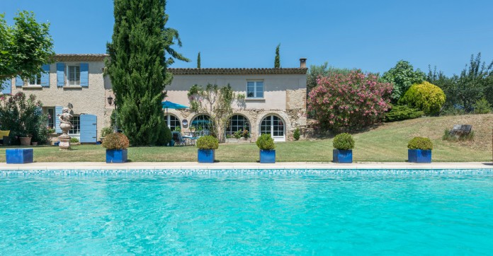 EN IMAGES. A vendre : Mas provençal rénové avec piscine