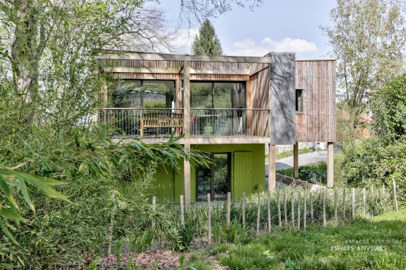 EN IMAGES. A vendre : villa d'architecte dans les arbres près de Biarritz