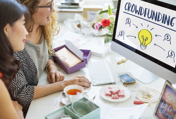 Crowdfunding : les femmes parviennent plus souvent à mener leur campagne jusqu'au bout