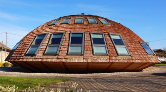 EN IMAGES. A vendre : maison-tournesol en bois