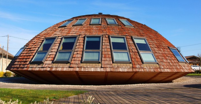 EN IMAGES. A vendre : maison-tournesol en bois