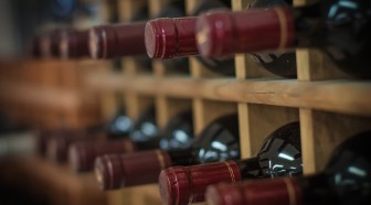 Comment bien investir dans le vin ?