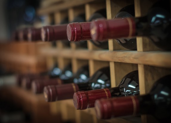 Comment bien investir dans le vin ?