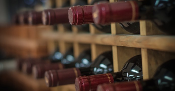 Comment bien investir dans le vin ?