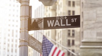 Wall Street termine en baisse, prudente avant Jackson Hole